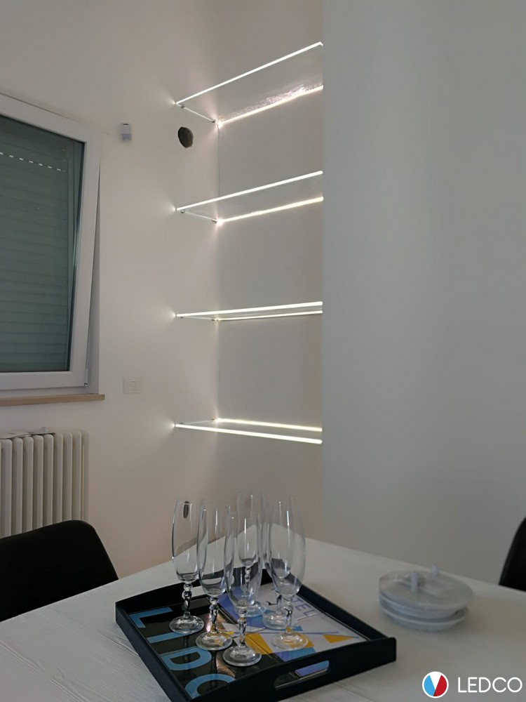 Mensole in vetro illuminate – abitazione privata