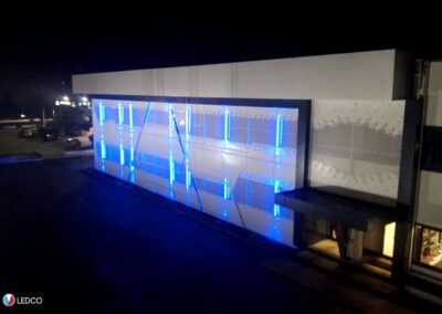 immagine dell'illuminazione esterna di un capannone con le nostre strip led rgb, illuminazione colore blu