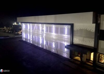 immagine dell'illuminazione esterna di un capannone con le nostre strip led rgb, illuminazione colore bianco